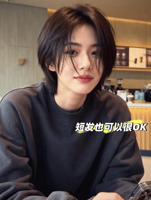圆脸女生层次发型设计效果图