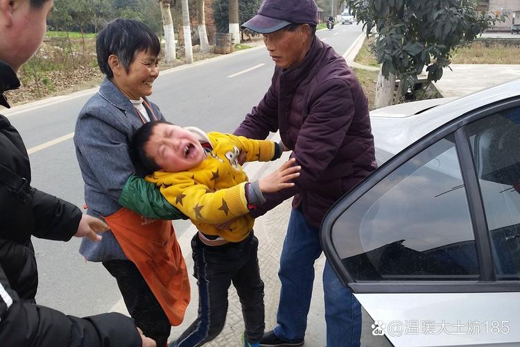 工厂工人父亲抱着孩子看保险单发愁