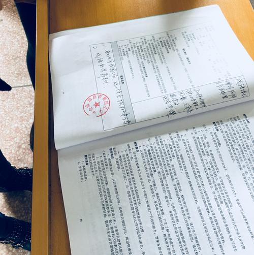 小学班主任办公桌上摊着的皱巴巴学生学分积分条