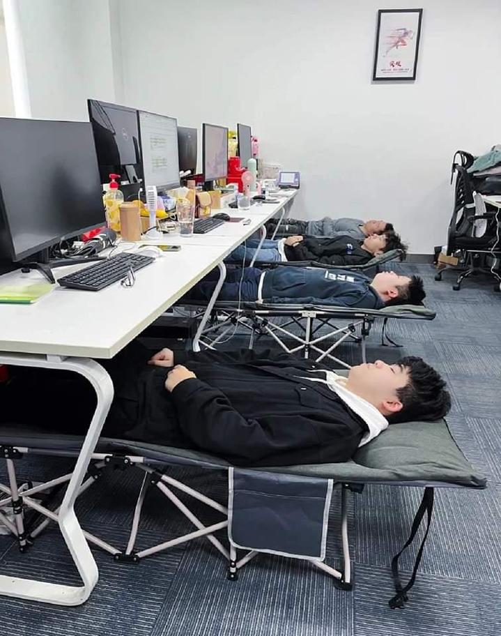 工业从业者下班躺平休息图