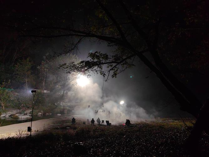 牛背山夜晚登山泥泞小路手电筒光