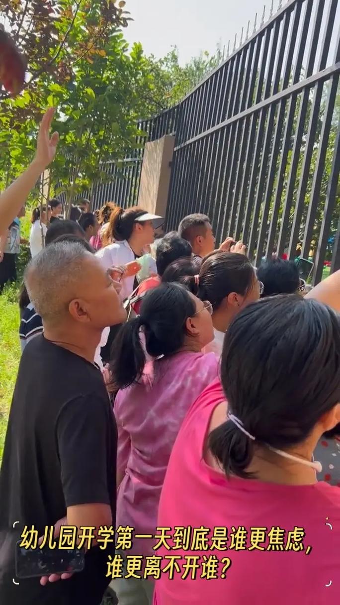 深圳某新建公办幼儿园外景家长接送