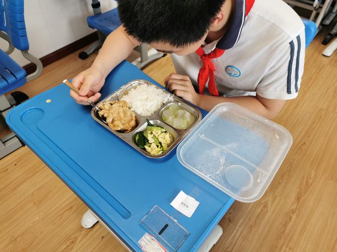 小学综合实践课上学生称量食堂剩饭菜