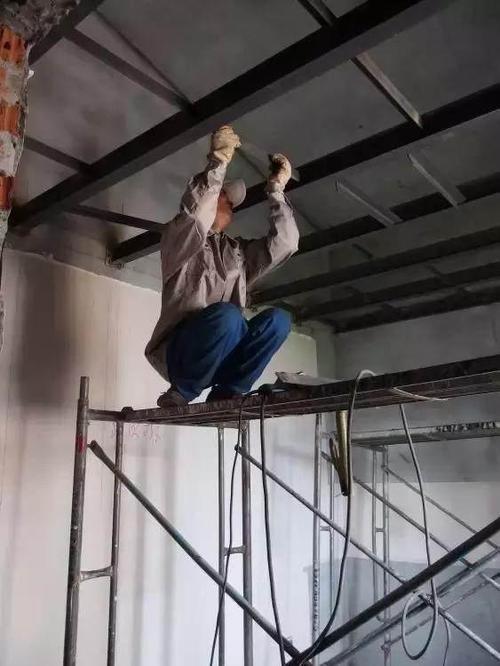 阁楼搭建非标工字钢变形实拍