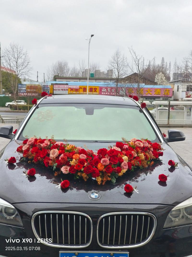 婚车鲜花装饰细节图