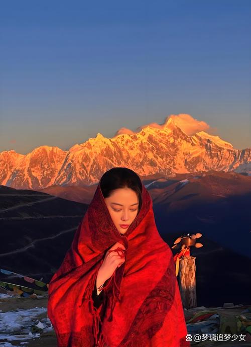 女子独自在拉萨客栈观山风景
