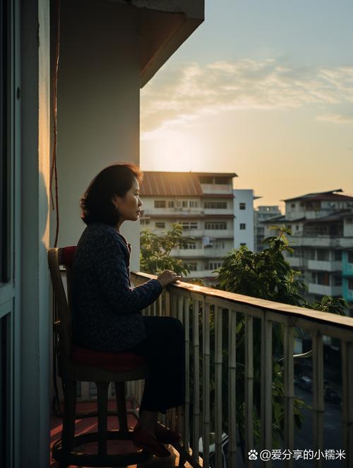 妈妈在阳台放松看着远方