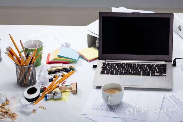 内容创作者工作台堆满草稿纸和咖啡杯的凌乱场景