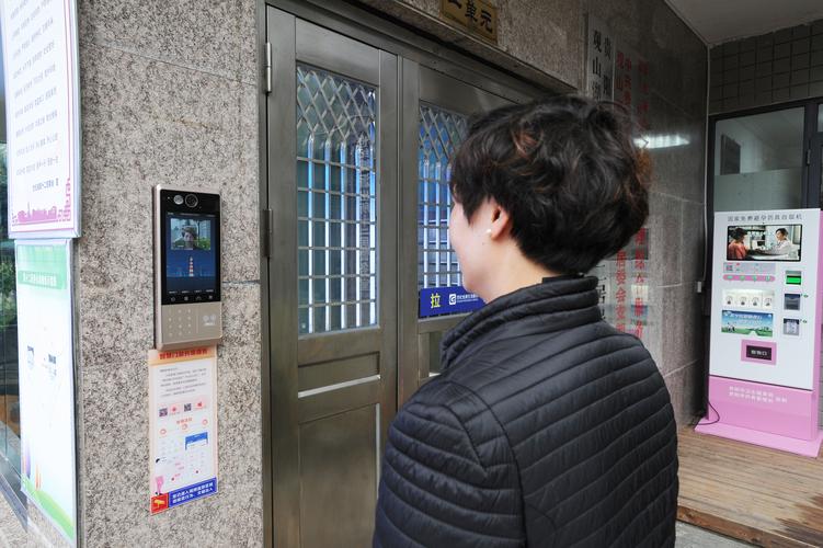 老小区住户家门旁安装的人脸识别可视门铃实拍