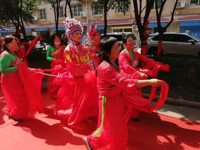 南漳薛坪镇二月会上踩高跷打花鼓的红衣女艺人