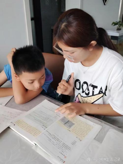 亲子讨论数学题过程的温馨画面