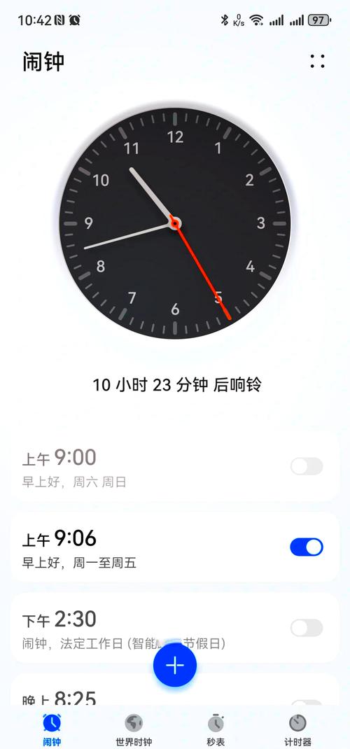 凌乱书桌上的手机显示社交媒体与闹钟