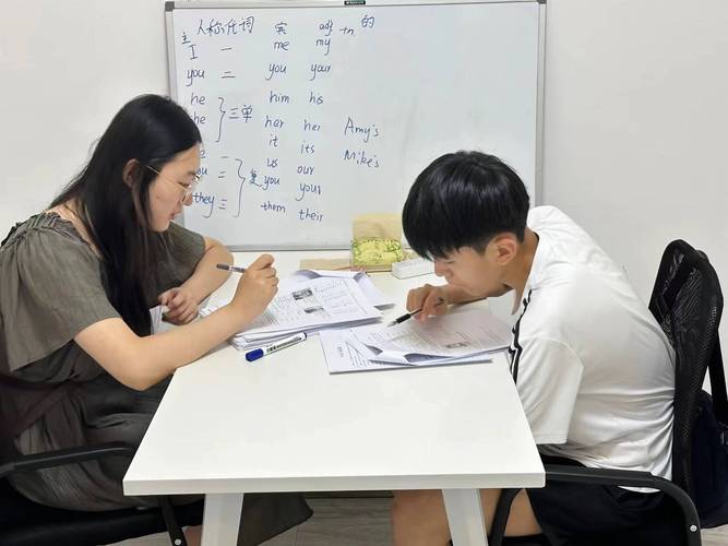 教师在小班课堂上进行一对一辅导