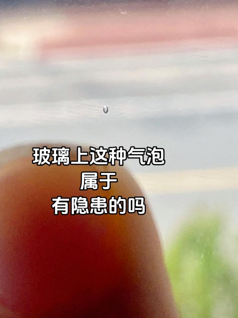 玻璃罐中活跃的天然酵母气泡和液面上升状态