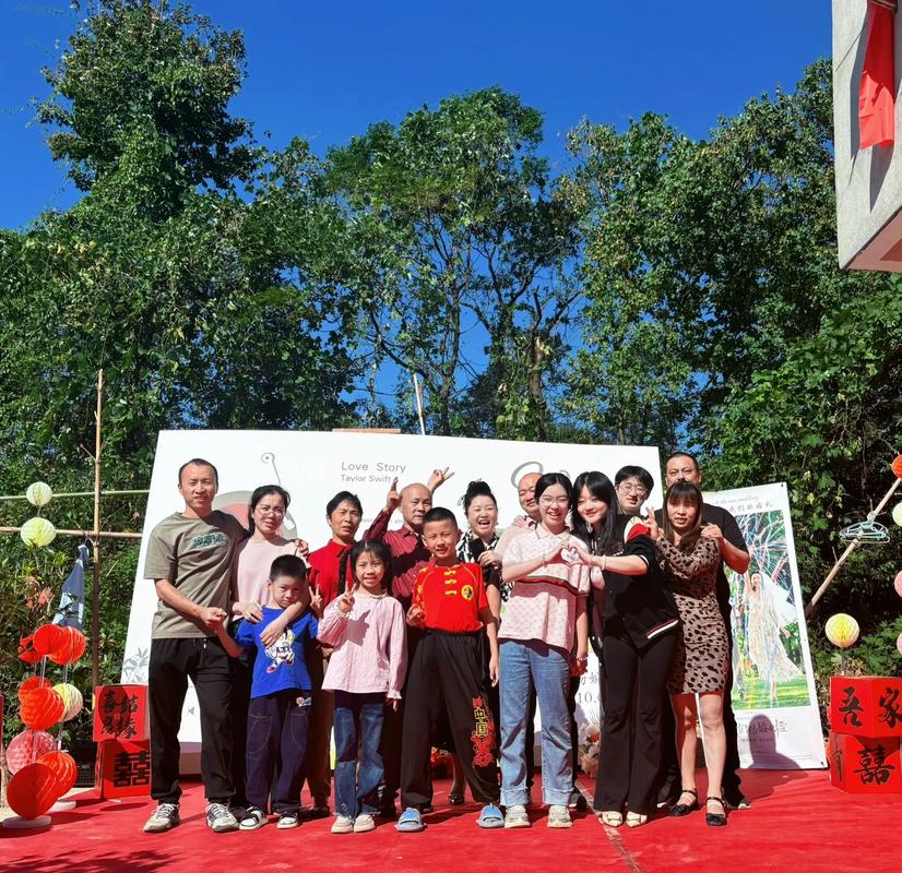 工厂职工家庭国庆家族聚会户外大合照