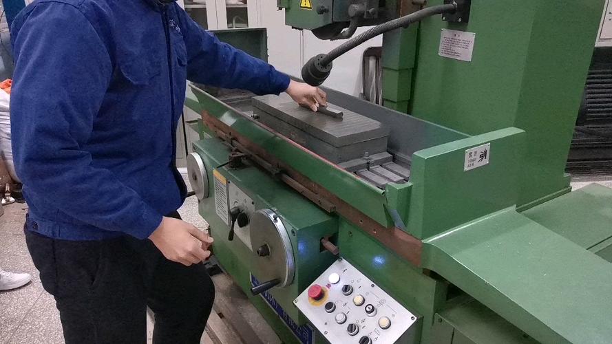 金工车间平面磨床加工现场