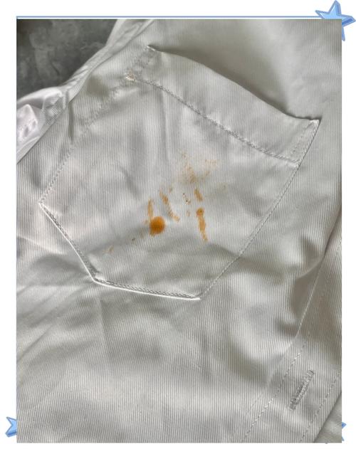 出汗后纯棉衣服上的白色盐渍特写