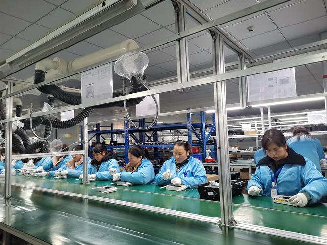 制造企业车间一线员工内训现场低头看手机实拍