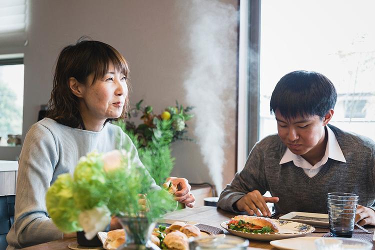 工厂出租屋里少数民族母子共进午餐场景