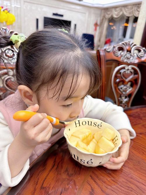 12个月宝宝自己拿勺子吃米糊 messy实拍