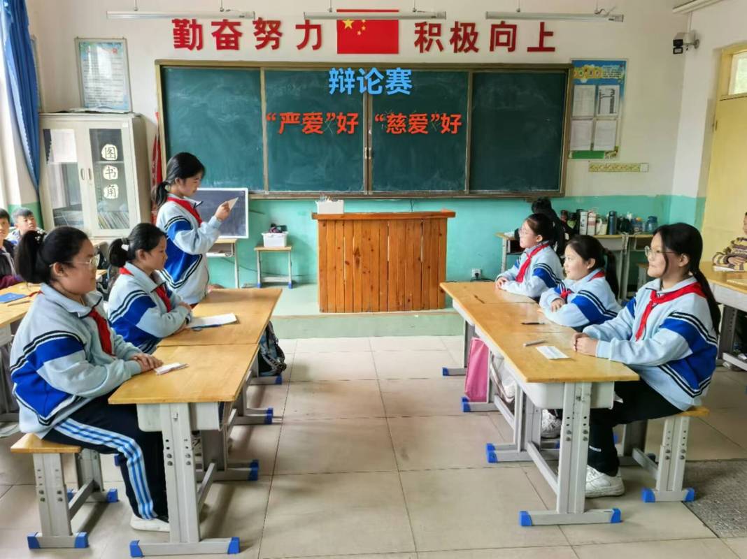 小学生课堂上激烈辩论传统文化与现代观念的场景