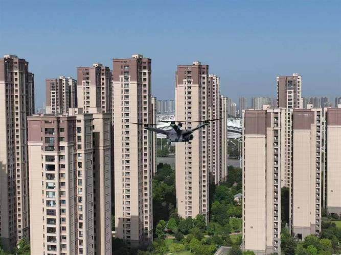 民用无人机低空飞行住宅区航拍场景