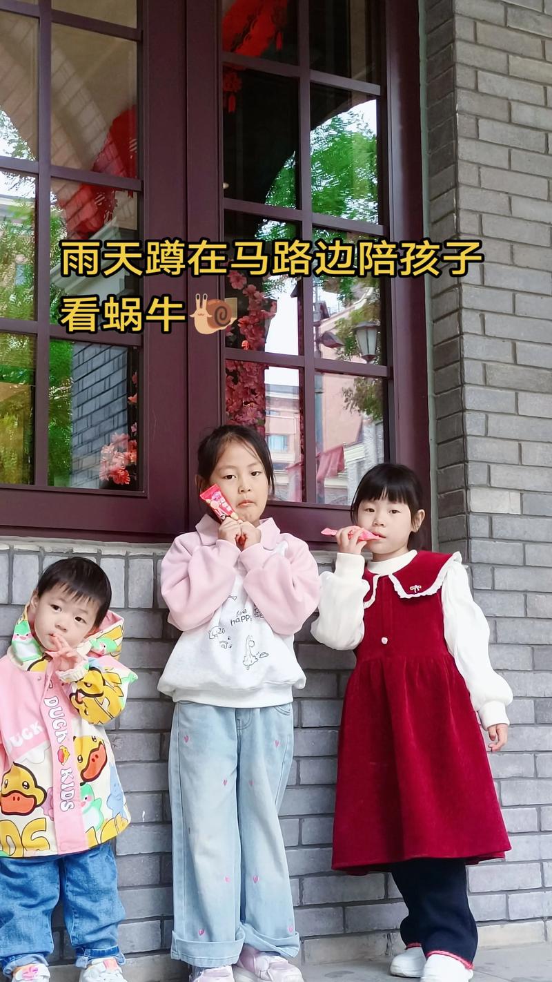 家长蹲在路边陪孩子一起观察蜗牛爬痕的日常瞬间