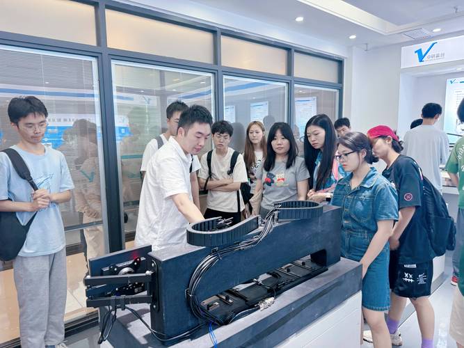 投资者参观高校科技成果展并与研发团队交流