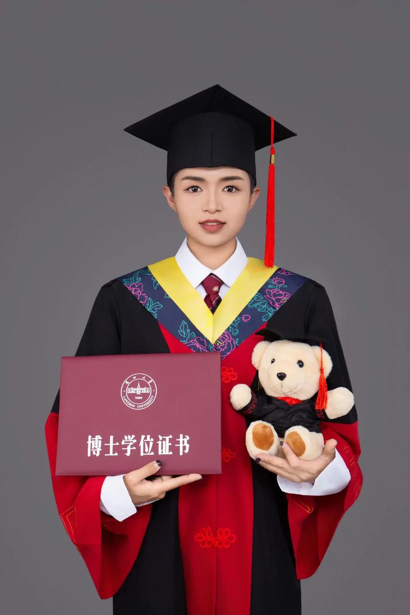 同等学力申硕学士服毕业生
