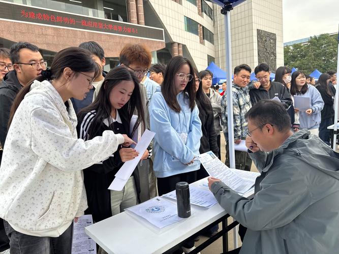 企业招聘官面试应届生现场