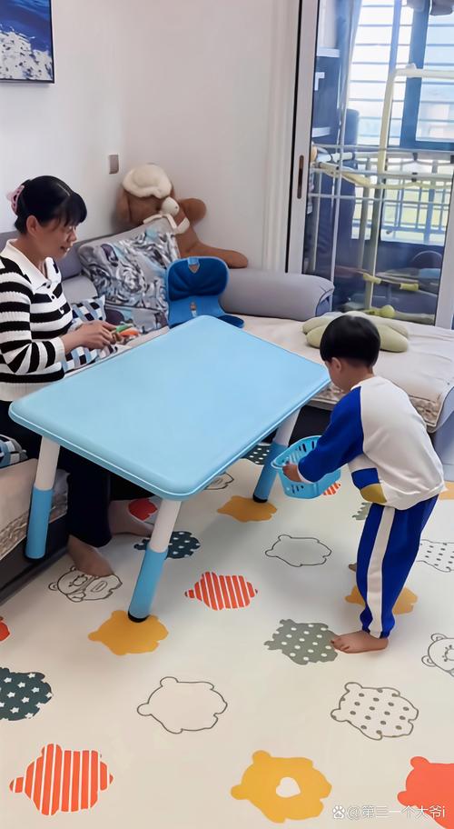 客厅地板上陪娃玩数学游戏的亲子场景