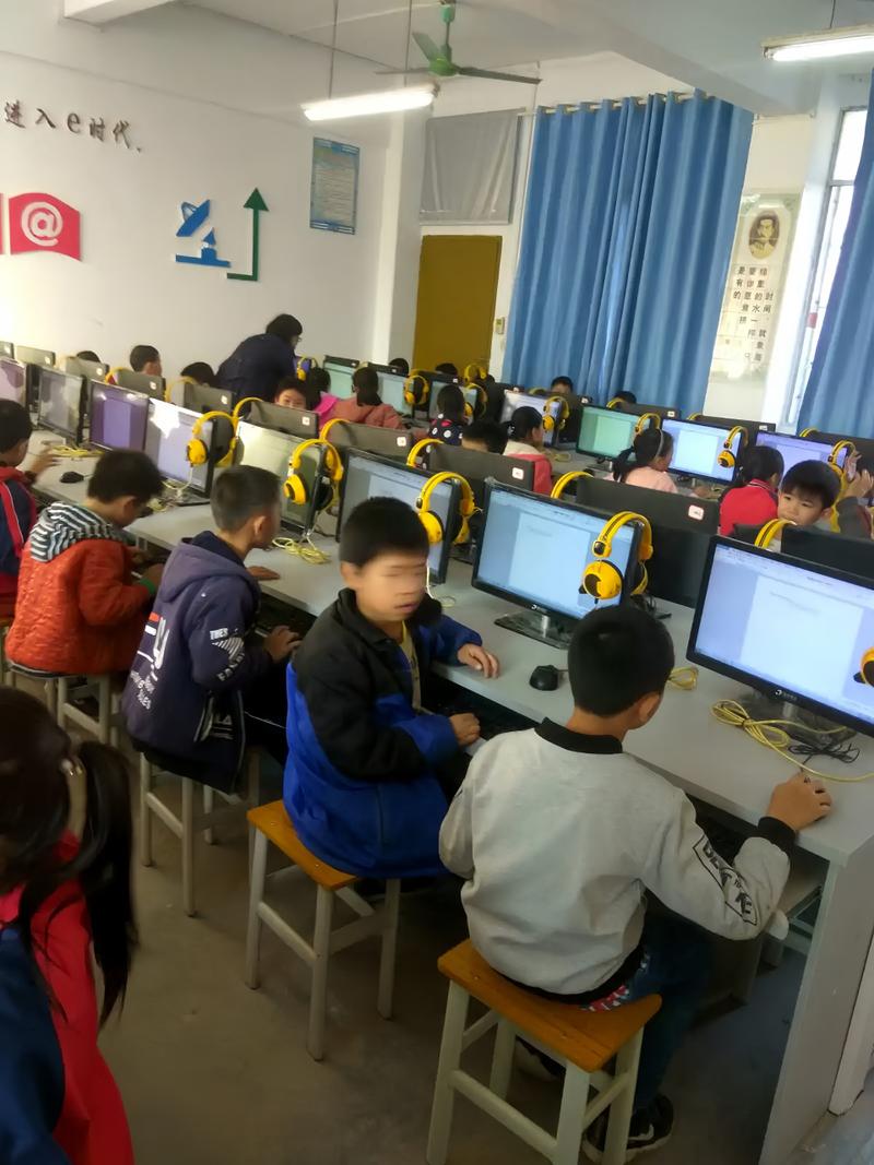 小学信息技术课堂学生上机操作旧场景