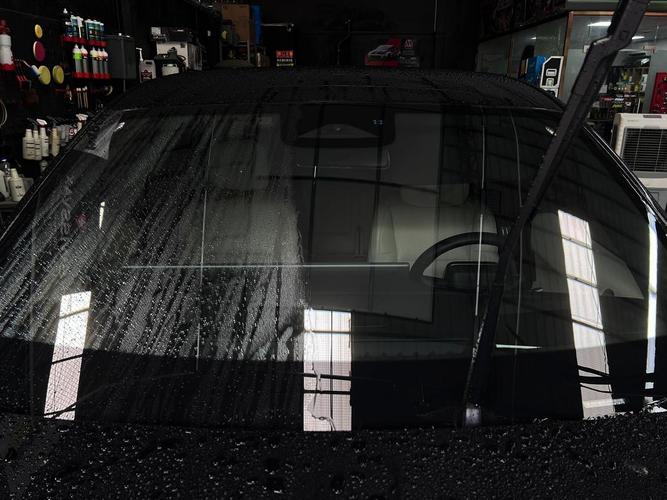 汽车前挡玻璃油膜雨刮跳动实拍