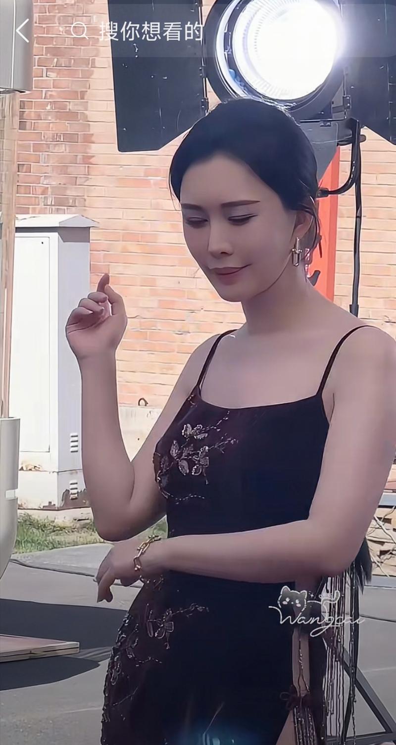 新手对着手机镜头尴尬僵住的实拍场景