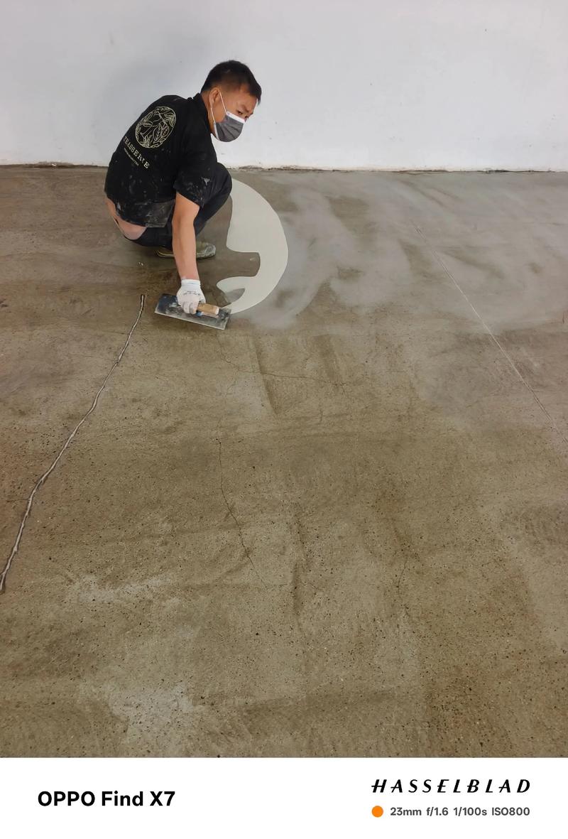 装修工人正在用刮板填环氧彩砂