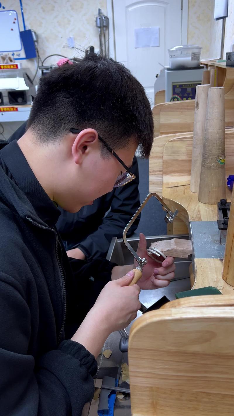 高中通用技术课堂学生操作锯子