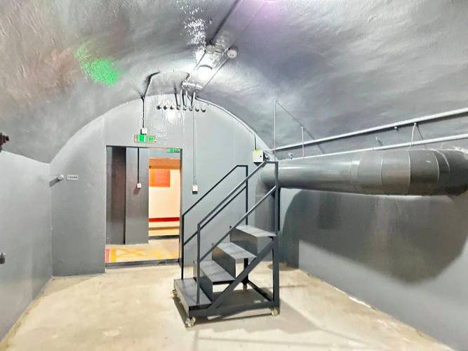 省府路防空洞火锅墙根外露的旧人防通风管