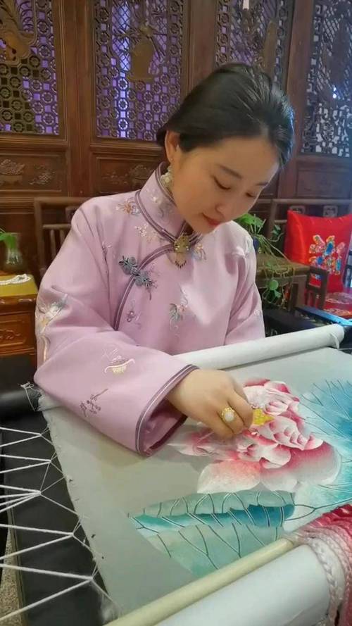 老绣娘正在绣制超精细苏绣人物