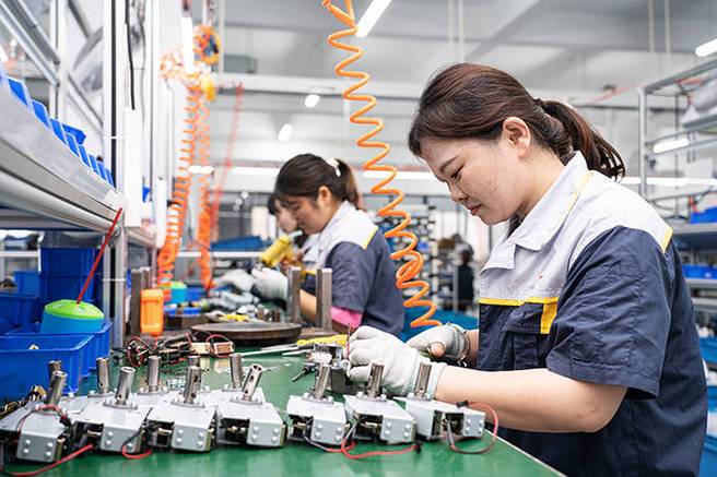 工业安全卡扣特写 生产线守望