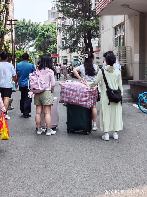 大学校园早八学生拎包赶路实拍