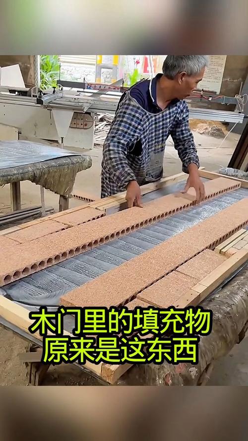 劣质钢木门水泥填充剖面实拍