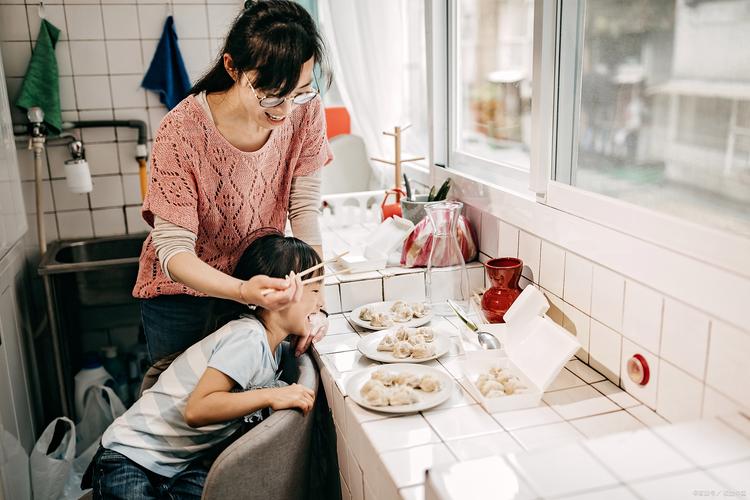 妈妈手忙脚乱照顾孩子早晨混乱场景
