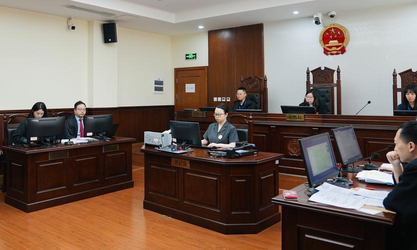 行政诉讼庭审原告陈述席现场