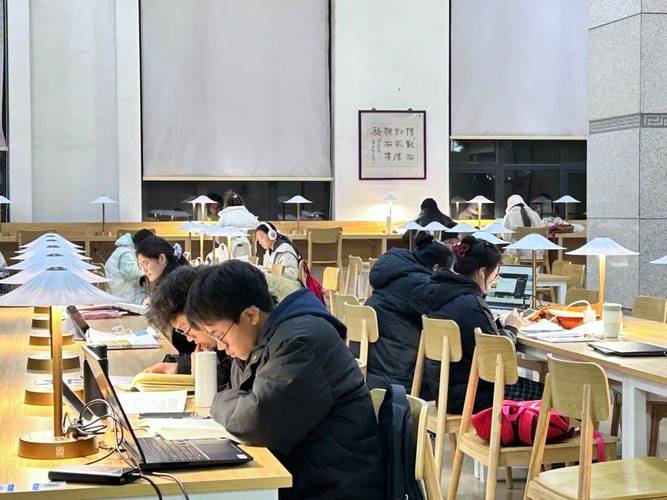 医学生深夜在图书馆备考执业医师资格证的疲惫场景