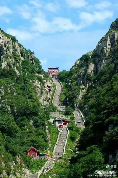 山东泰山十八盘深秋石阶风景