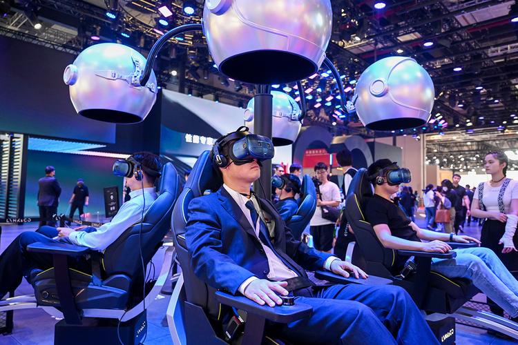 2021年上海元宇宙展会现场人群挤在VR体验设备前