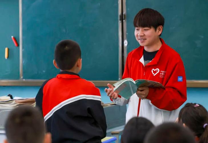 西部计划志愿者在乡村小学上课