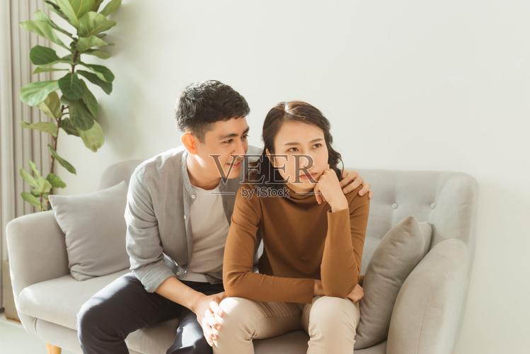 夫妻争吵后和解拥抱