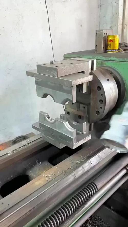 机械加工车间工人使用自制改良夹具加工零件实拍