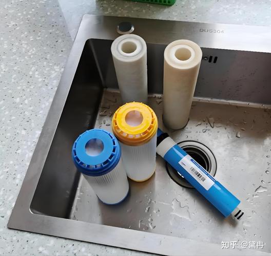 装修初期堆在客厅的净水器配件材料